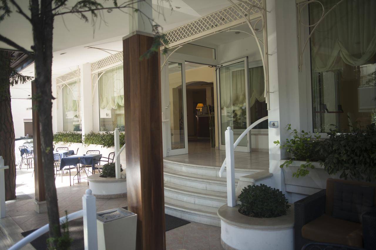 Hotel Cannes - In Pieno Centro Riccione Exterior photo